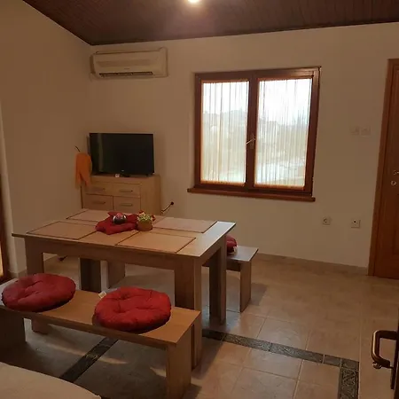 Ema Apartment Peroj